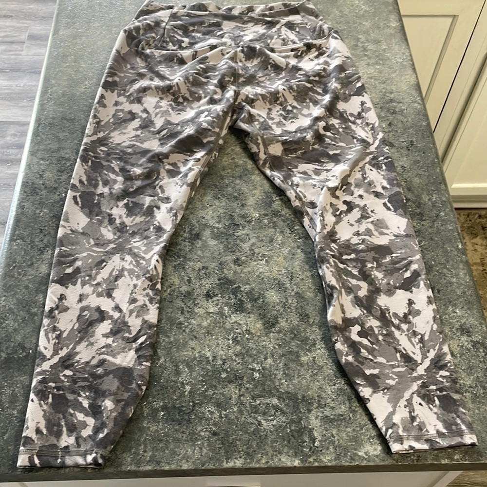 Gray printed capri style yoga pants - size large - like new